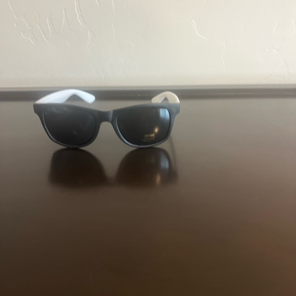 Black and white sunglasses. Pack of 7. Each one individually wrapped. NWT. - Picture 6 of 6